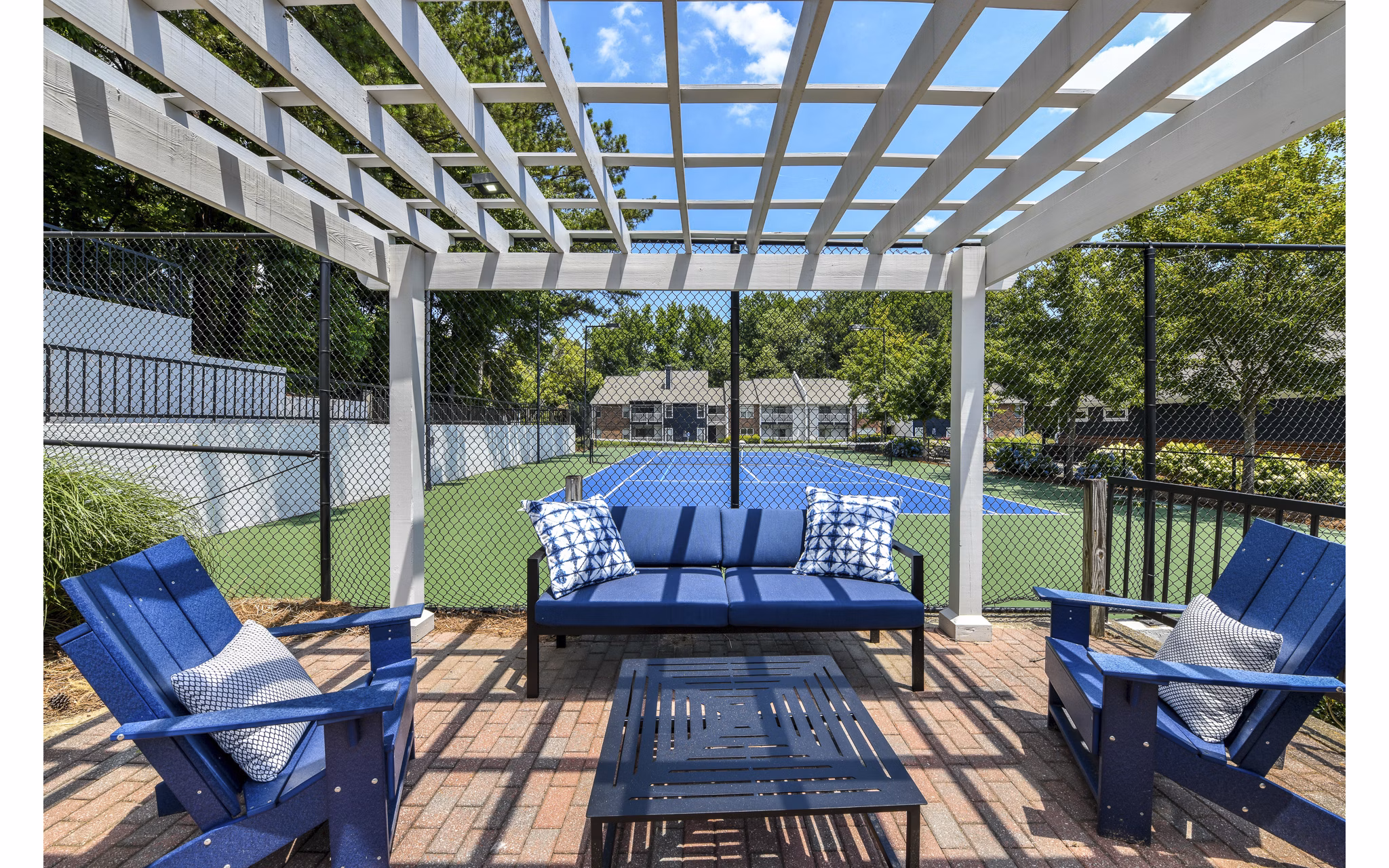 Tranquil courtyard with lush greenery at Avana Powers Ferry Apartments, offering a serene escape in a bustling neighborhood