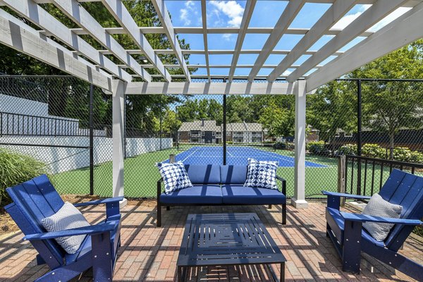 Tranquil courtyard with lush greenery at Avana Powers Ferry Apartments, offering a serene escape in a bustling neighborhood