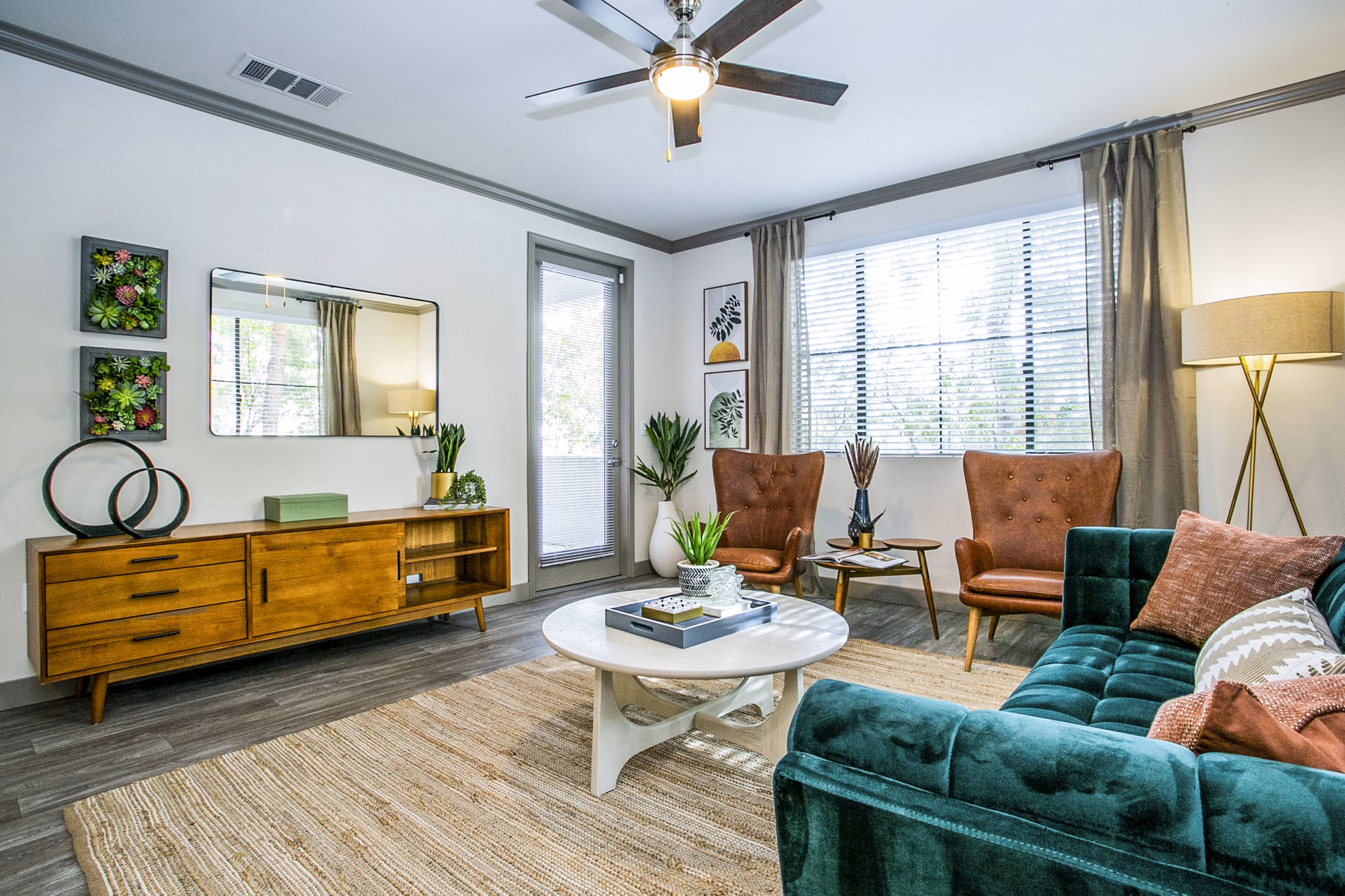 Spacious living room with modern furnishings in The Alcove Apartments