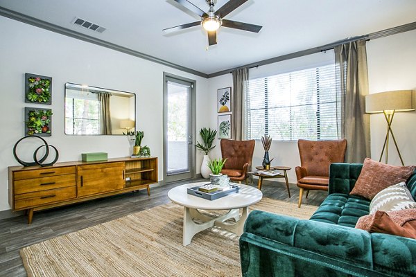 Spacious living room with modern furnishings in The Alcove Apartments