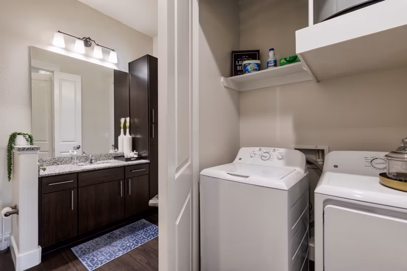 laundry facility at Ivy Point Kingwood