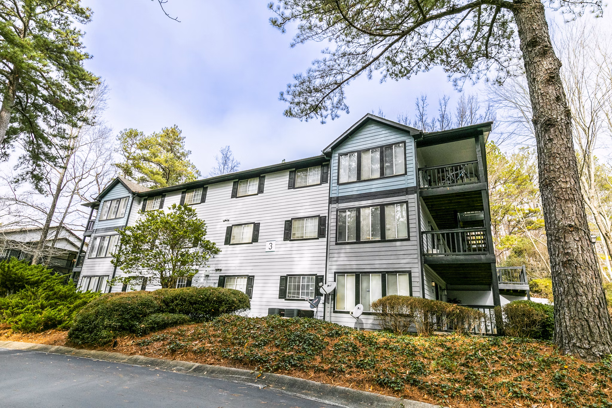 Champions Glen: Elegant building at luxury apartments in a serene setting