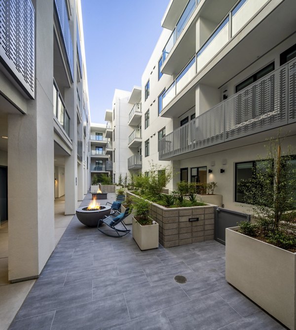Azul North Park Apartments: Tranquil courtyard with lush greenery and seating area in a luxury setting