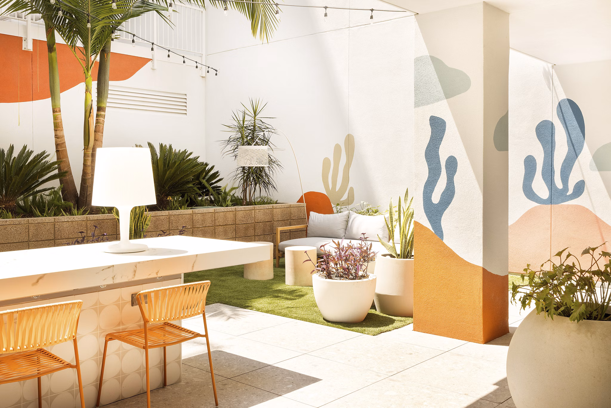 Circular courtyard featuring lush gardens at The Charlie Mar Vista luxury apartments