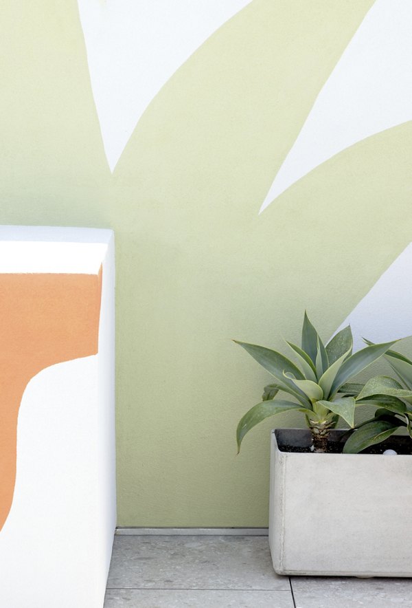 Courtyard featuring lush gardens and seating at The Charlie Mar Vista Apartments