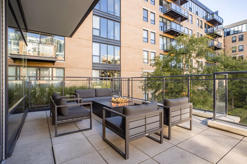 grill area at 1717 Evanston Apartments 