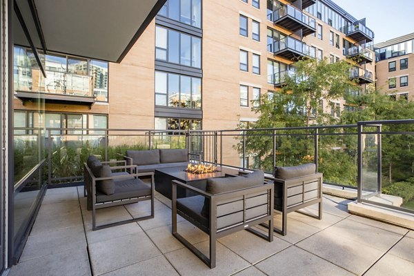 grill area at 1717 Evanston Apartments 