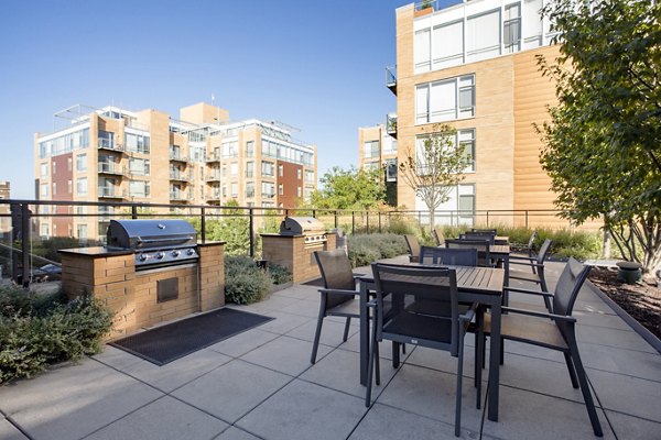 grill area at 1717 Evanston Apartments 