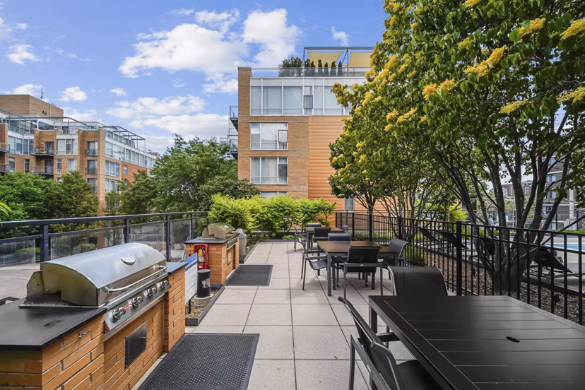 grill area at 1717 Evanston Apartments