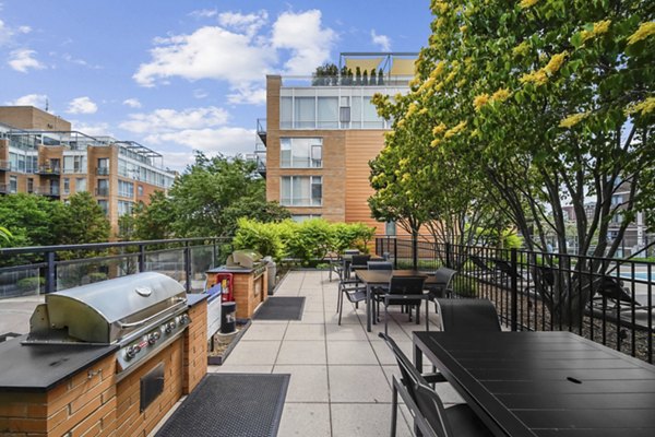 grill area at 1717 Evanston Apartments