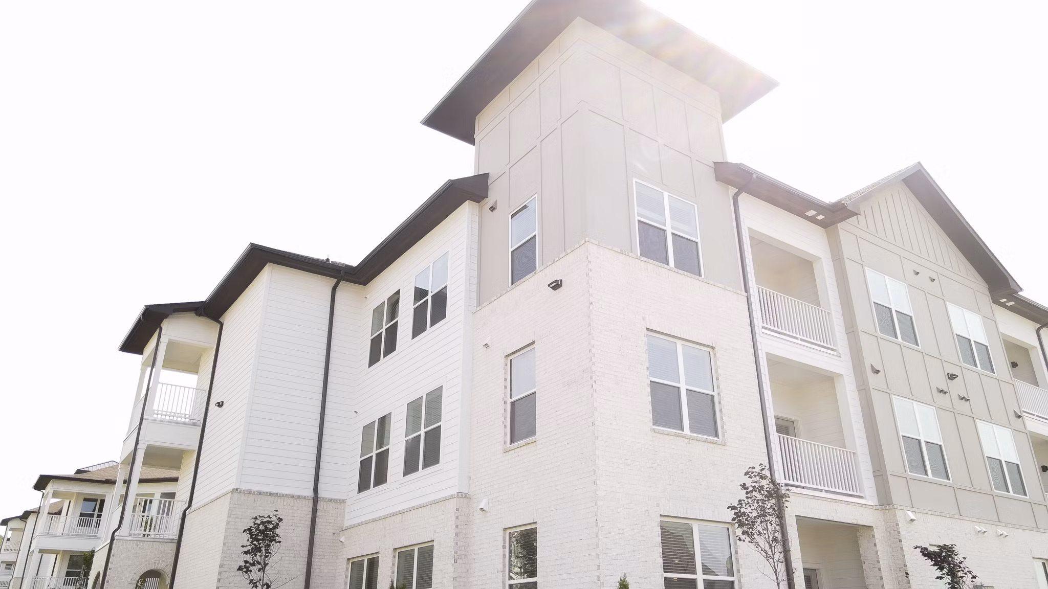 The Ravelle at Ridgeview: Elegant design of luxury apartments in a serene neighborhood