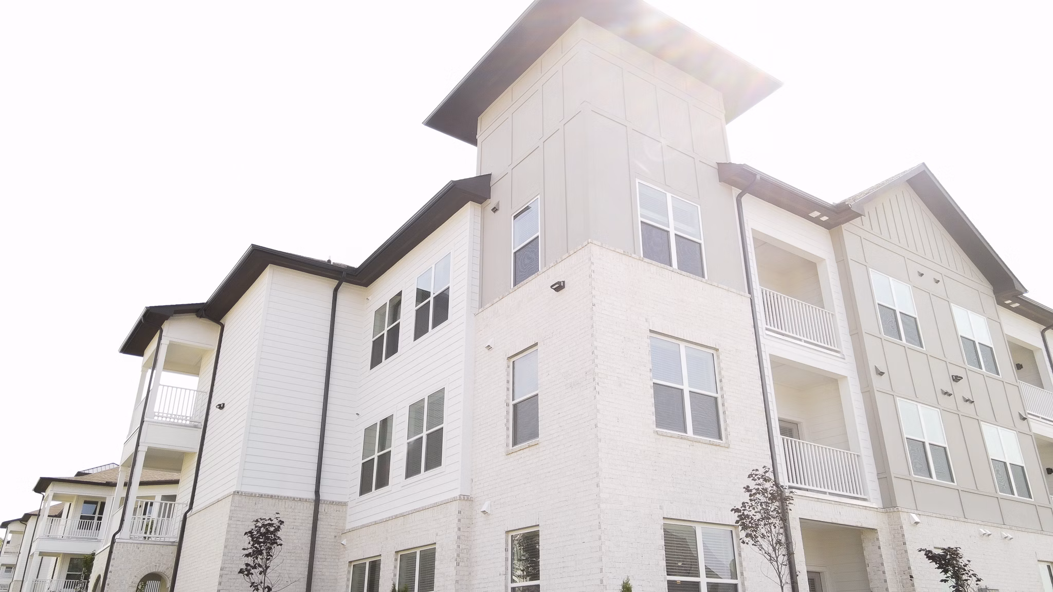 The Ravelle at Ridgeview: Elegant design of luxury apartments in a serene neighborhood