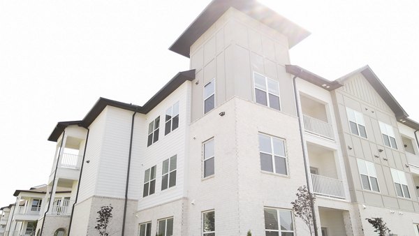 The Ravelle at Ridgeview: Elegant design of luxury apartments in a serene neighborhood