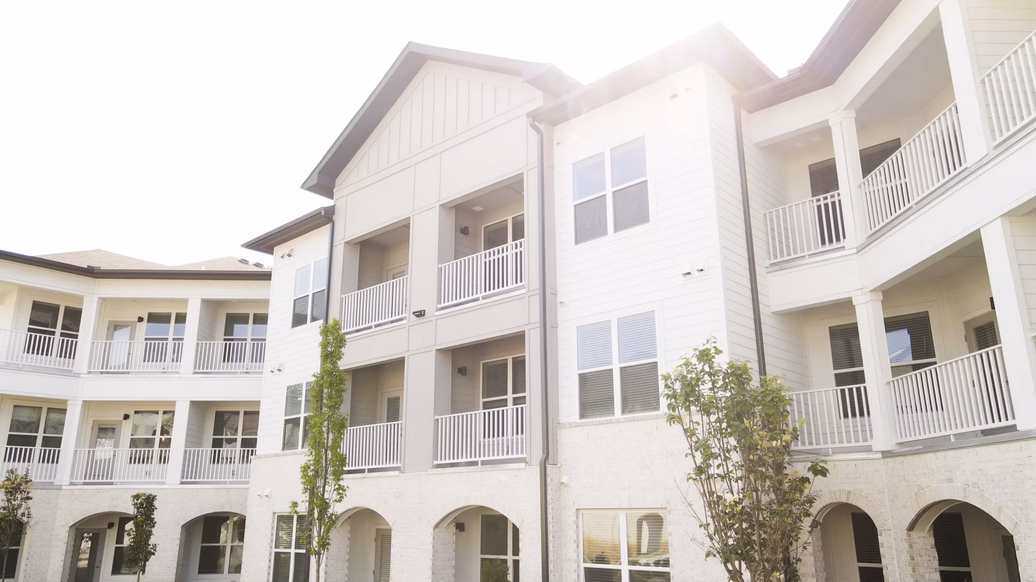 The Ravelle at Ridgeview Apartments: Luxury view of modern apartments in scenic Ridgeview location