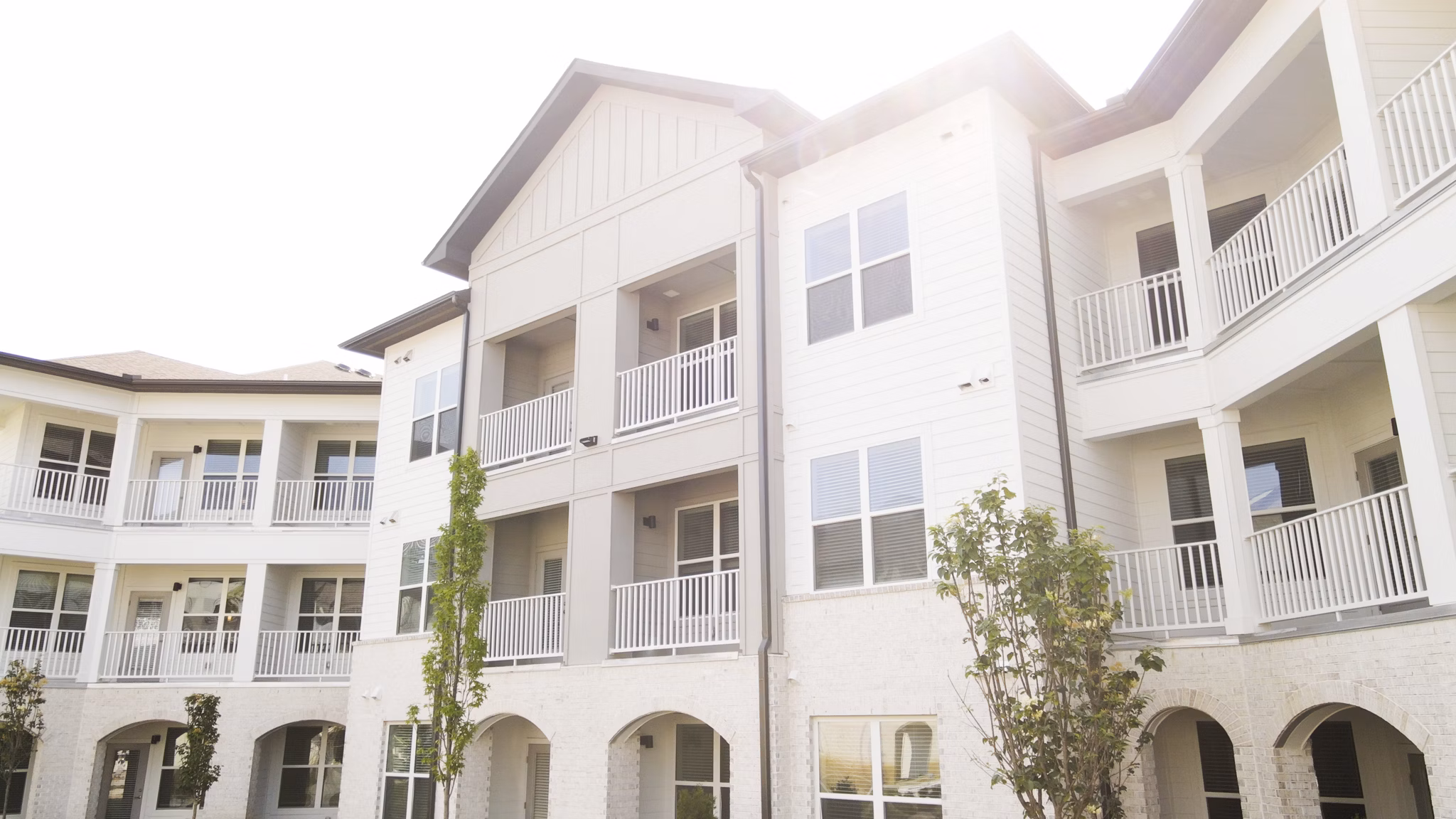 The Ravelle at Ridgeview Apartments: Luxury view of modern apartments in scenic Ridgeview location