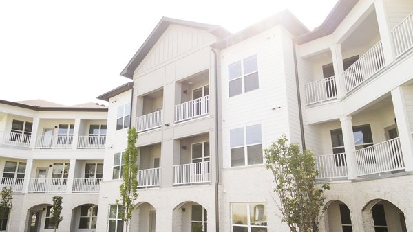 The Ravelle at Ridgeview Apartments: Luxury view of modern apartments in scenic Ridgeview location