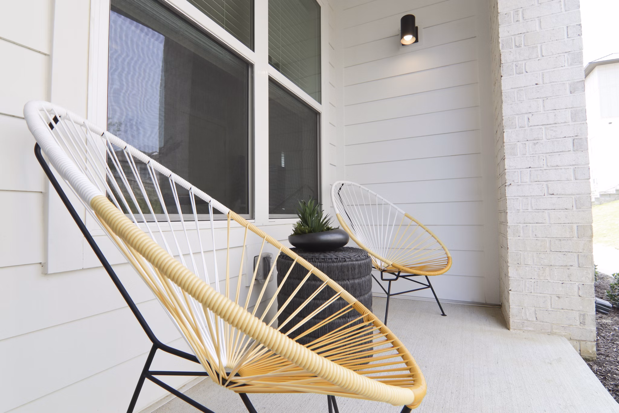 Patio with outdoor seating at The Ravelle at Ridgeview Apartments