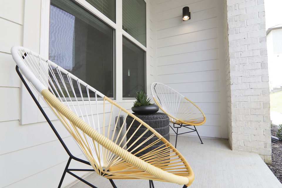 Patio with outdoor seating at The Ravelle at Ridgeview Apartments