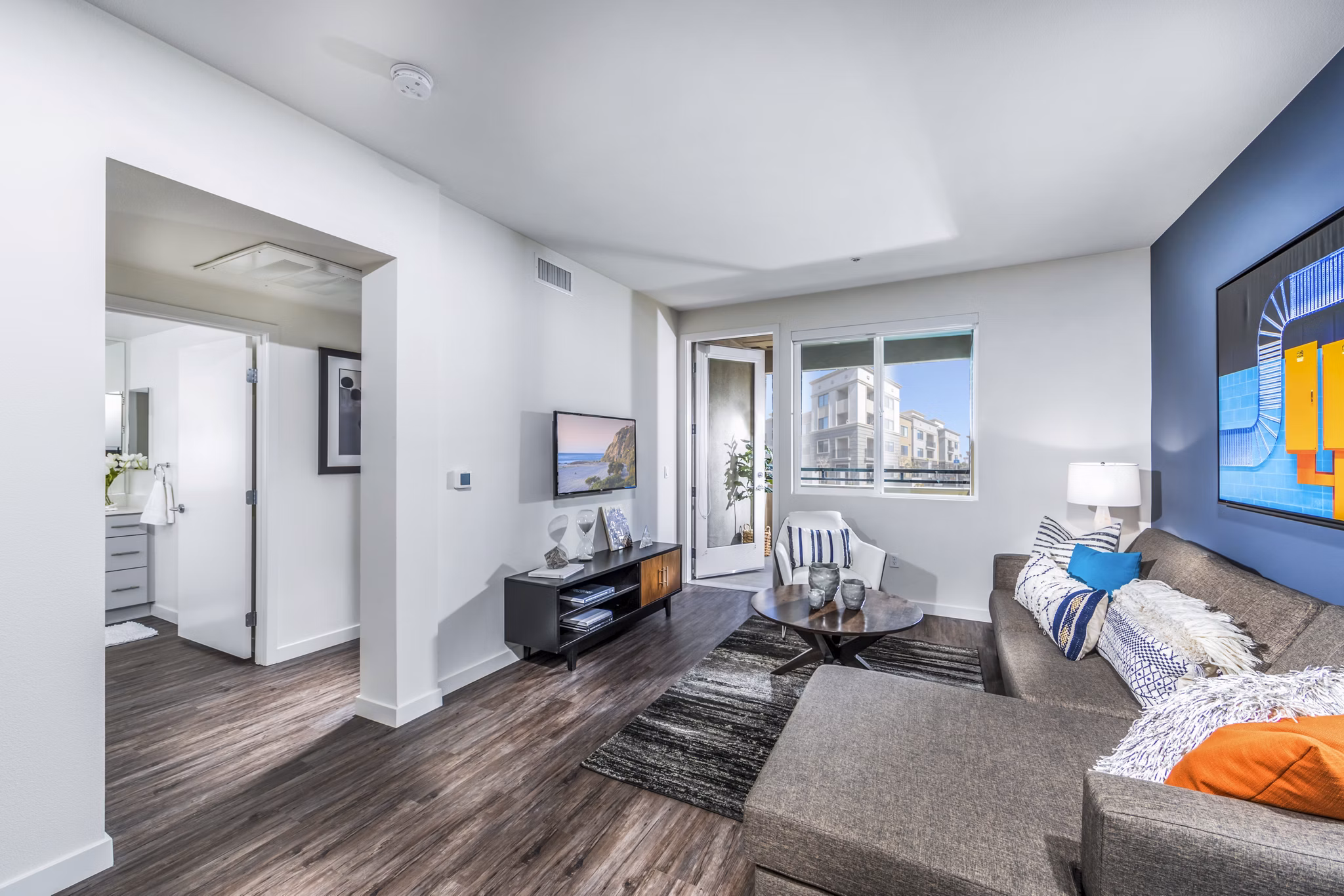 Living room with modern furnishings and natural light at Alcove Apartments, luxury Greystar property in vibrant city setting
