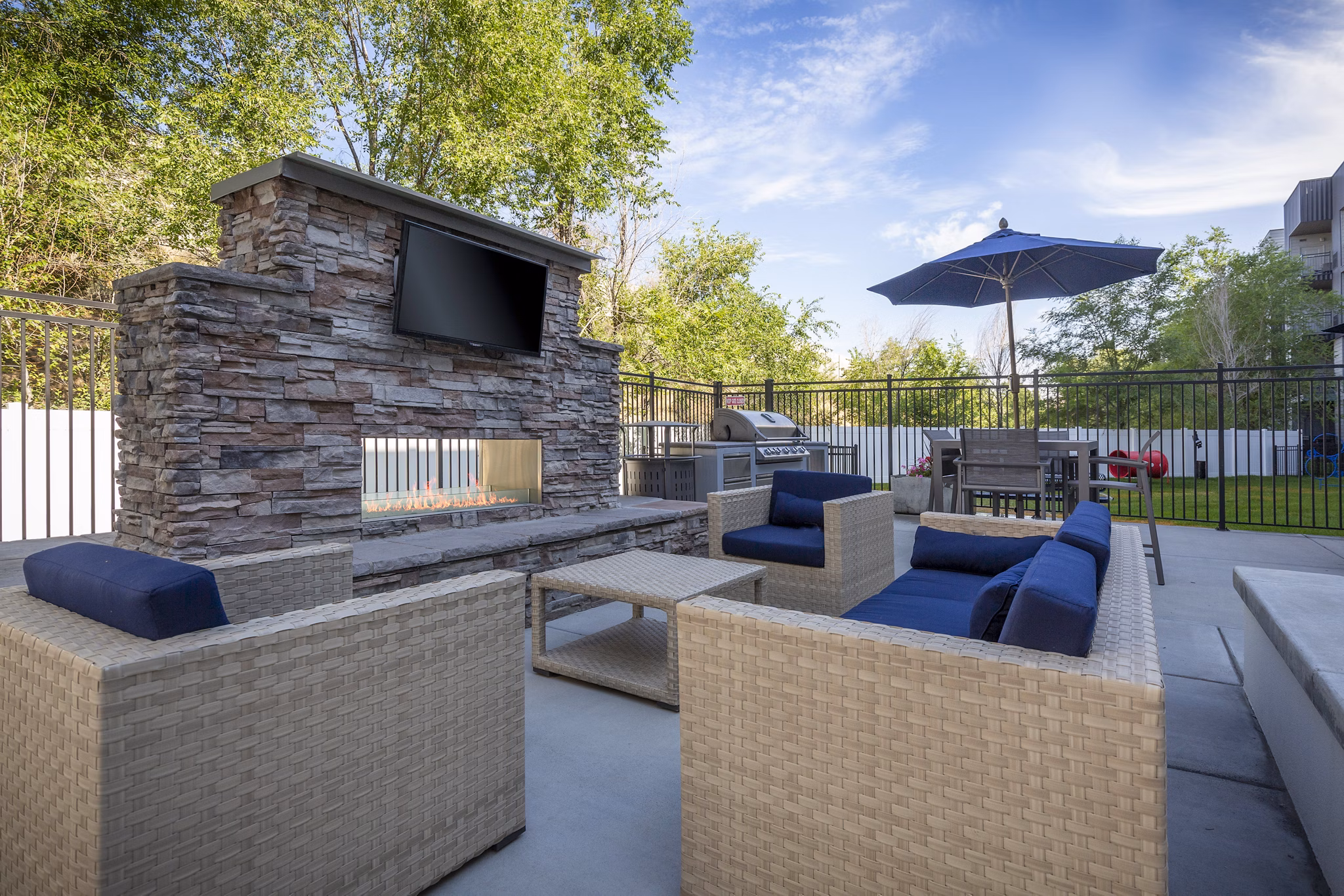Courtyard view with modern seating at 644 City Station Apartments