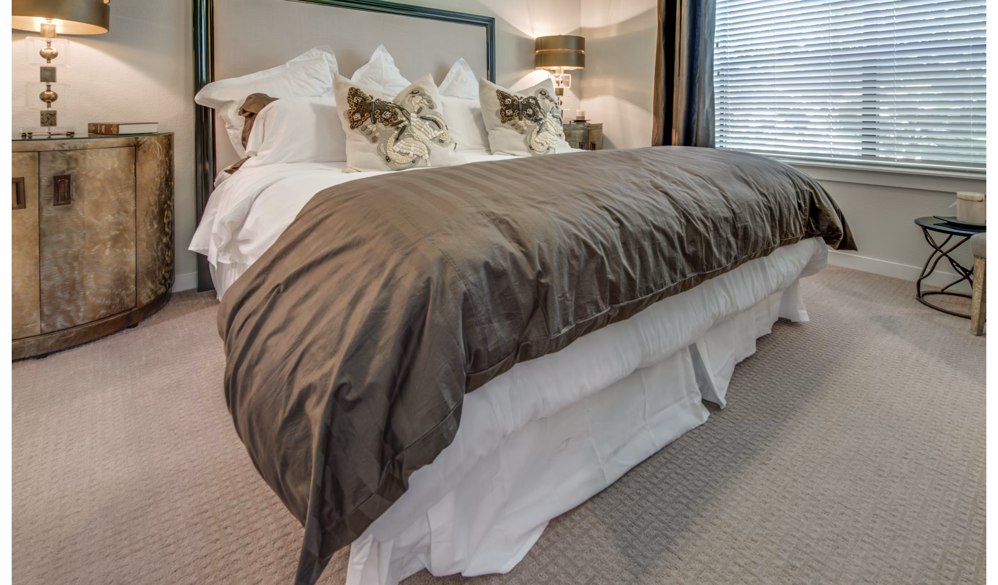 Modern bedroom with plush bedding and city views at 2900 West Dallas Apartments