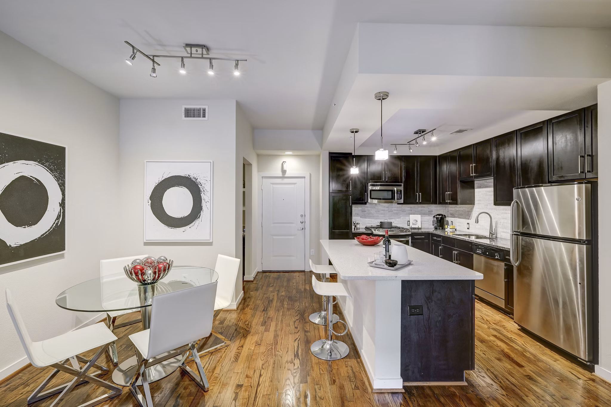 kitchen at 2900 West Dallas Apartments 