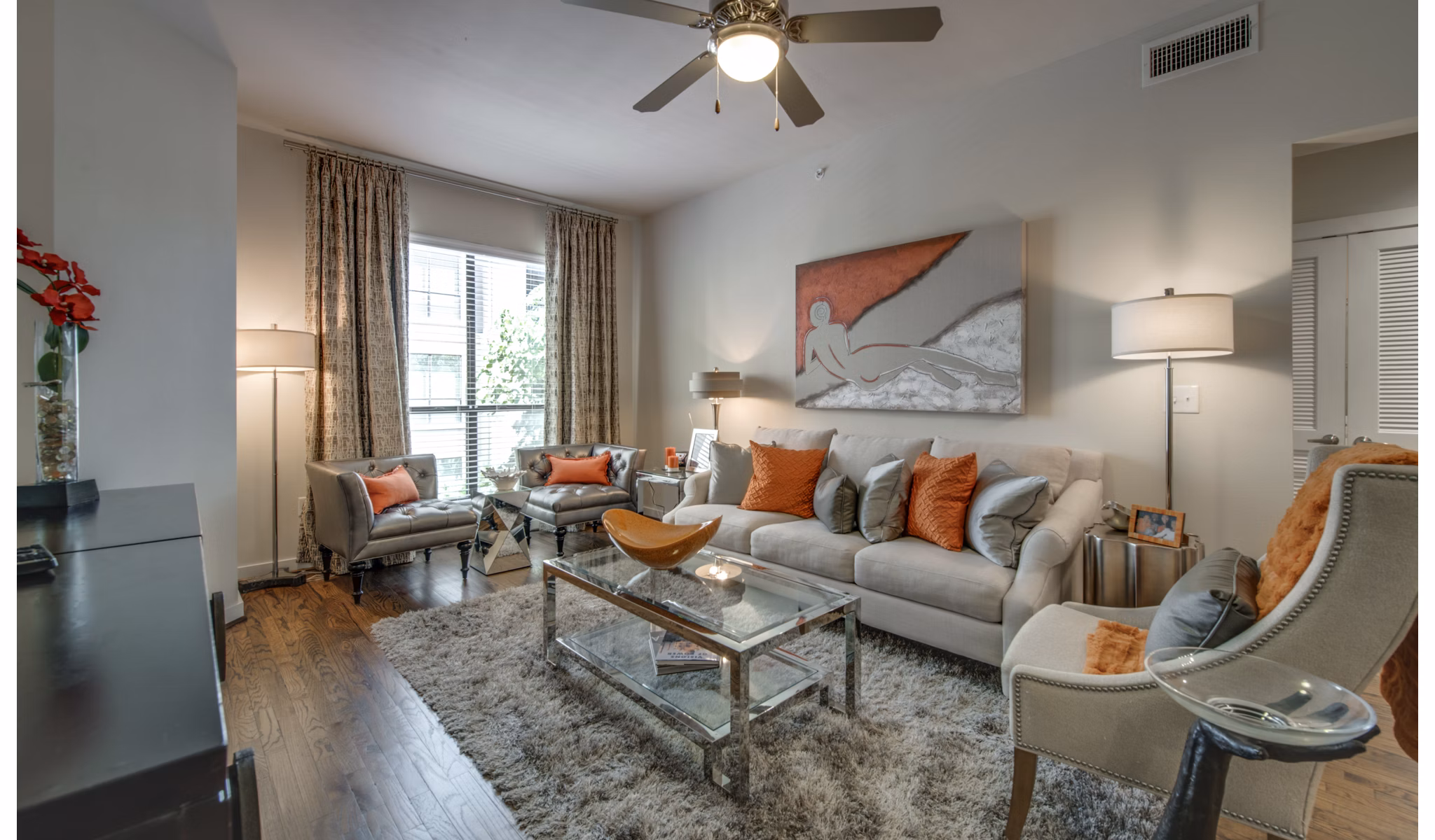 Spacious living room with modern furnishings at 2900 West Dallas Apartments, creating a luxury living experience