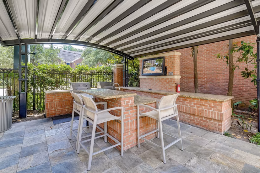grill area at 2900 West Dallas Apartments 