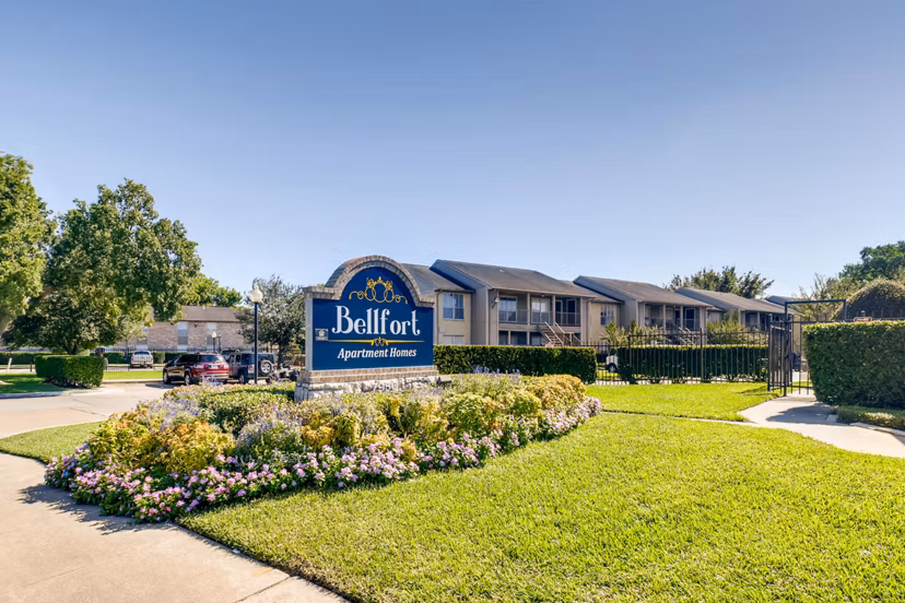 The Bellfort Apartments: Upscale with landscaped gardens in central location