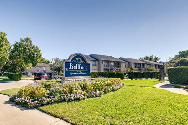 The Bellfort Apartments: Upscale with landscaped gardens in central location