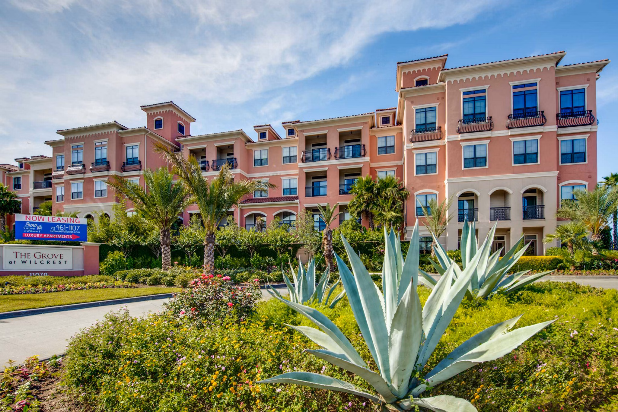 Grove at Wilcrest: Modern luxury apartments in vibrant Houston neighborhood