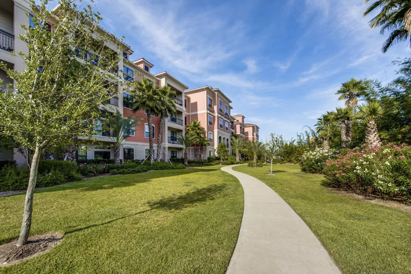 Grove at Wilcrest: Elegant mid-rise luxury apartments in Houston