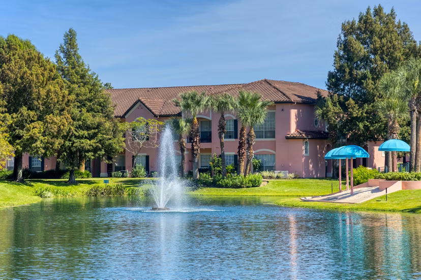 Las Palmas Apartments: Elegant at luxury apartments in a vibrant community setting