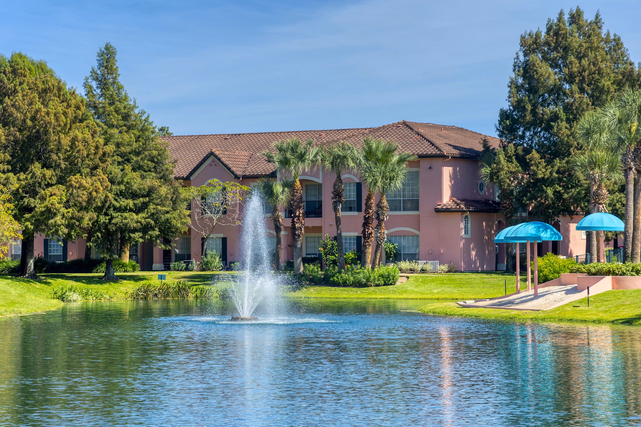 Las Palmas Apartments: Elegant at luxury apartments in a vibrant community setting