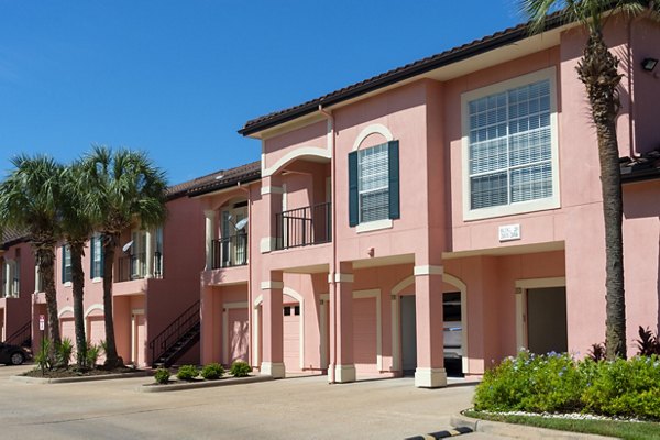 exterior at Las Palmas Apartments