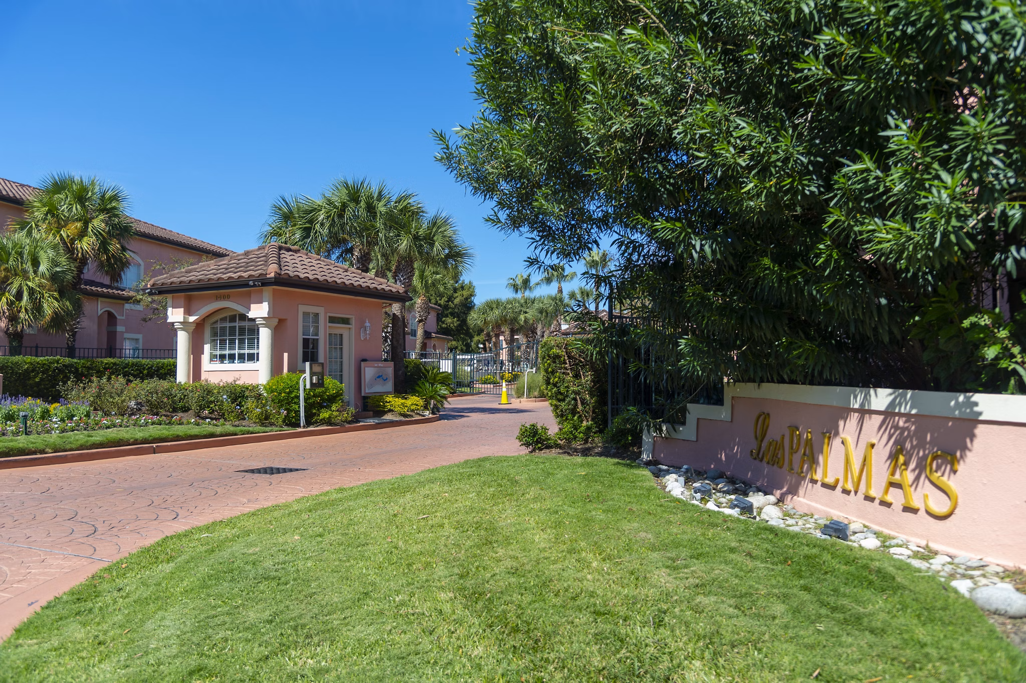 Las Palmas Apartments: Stylish feature with lush landscaping in a central city location