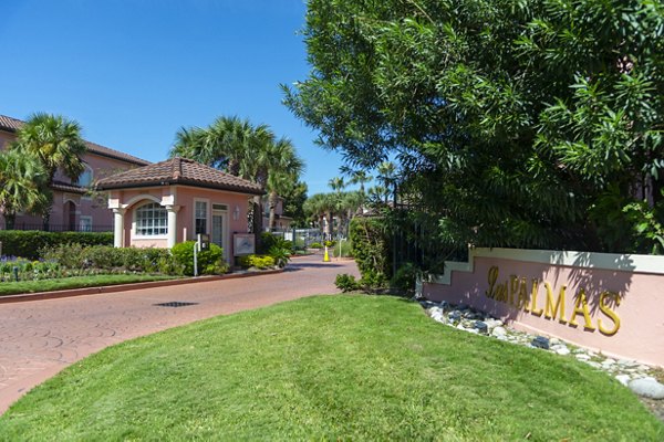 exterior at Las Palmas Apartments