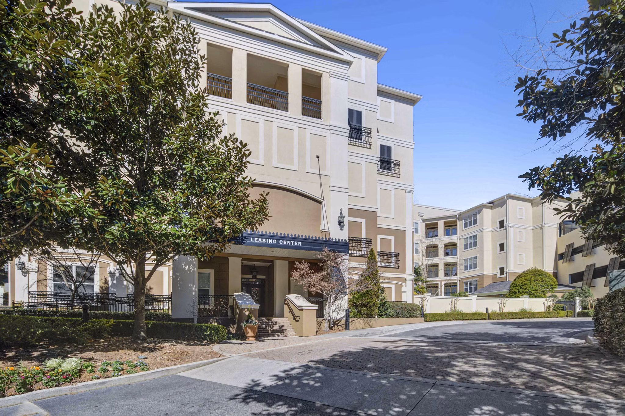 Kingsboro Luxury Apartments: Elegant of luxury apartments in a prime urban location