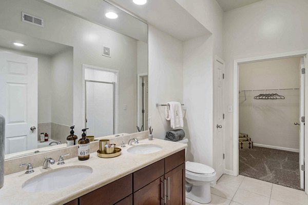 Kingsboro Luxury Apartments: Elegant bathroom with modern fixtures and a spacious layout