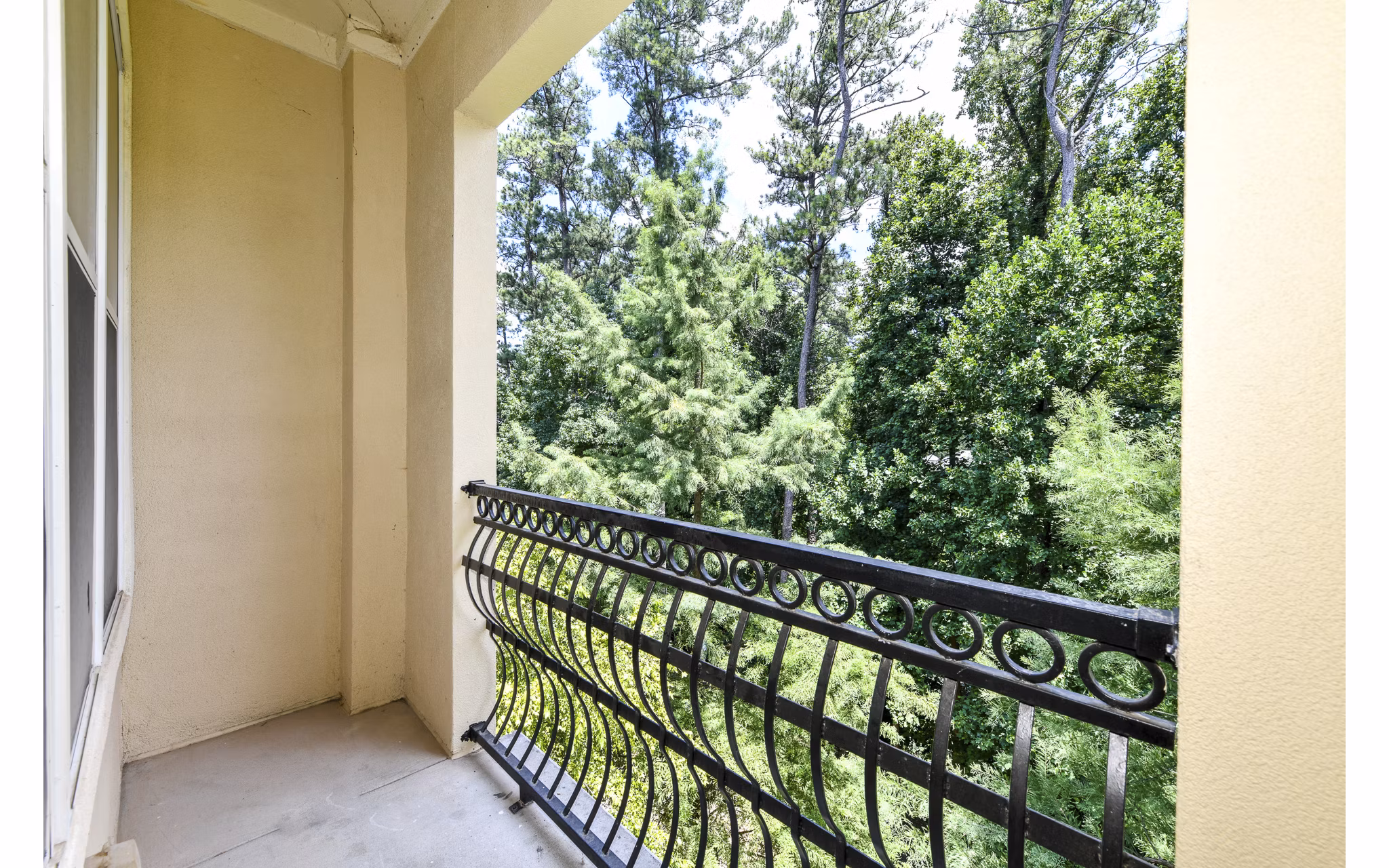 Kingsboro Luxury Apartments: Outdoor patio with stylish seating and lush landscaping