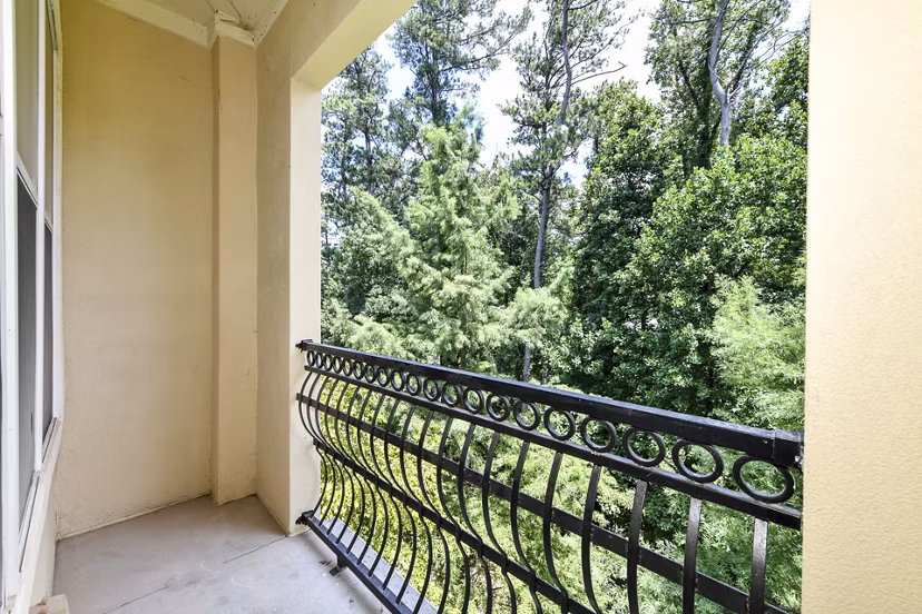 Kingsboro Luxury Apartments: Outdoor patio with stylish seating and lush landscaping