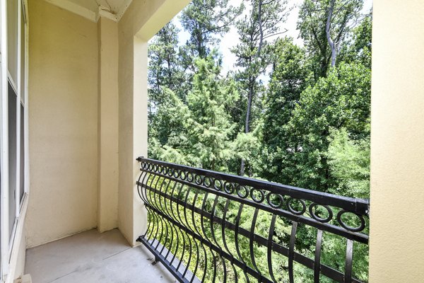 Kingsboro Luxury Apartments: Outdoor patio with stylish seating and lush landscaping