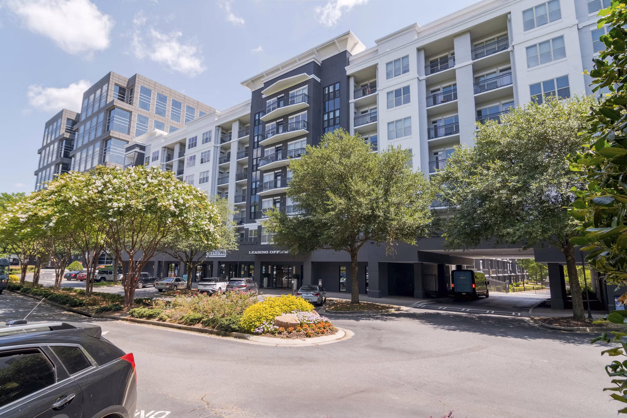 Peachtree Dunwoody Place: Classic view of luxury apartments in Atlanta