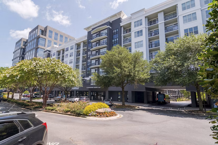 Peachtree Dunwoody Place: Classic view of luxury apartments in Atlanta