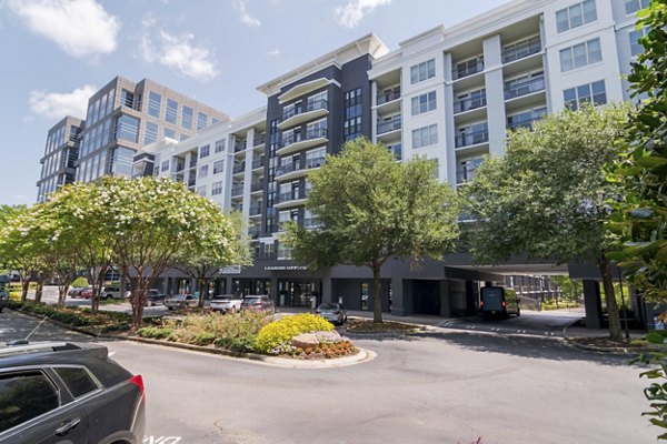 Peachtree Dunwoody Place: Classic view of luxury apartments in Atlanta