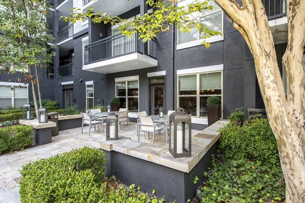 courtyard at Peachtree Dunwoody Place Apartments
