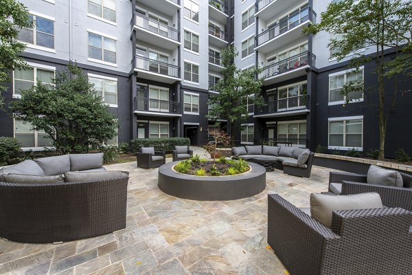 courtyard at Peachtree Dunwoody Place Apartments