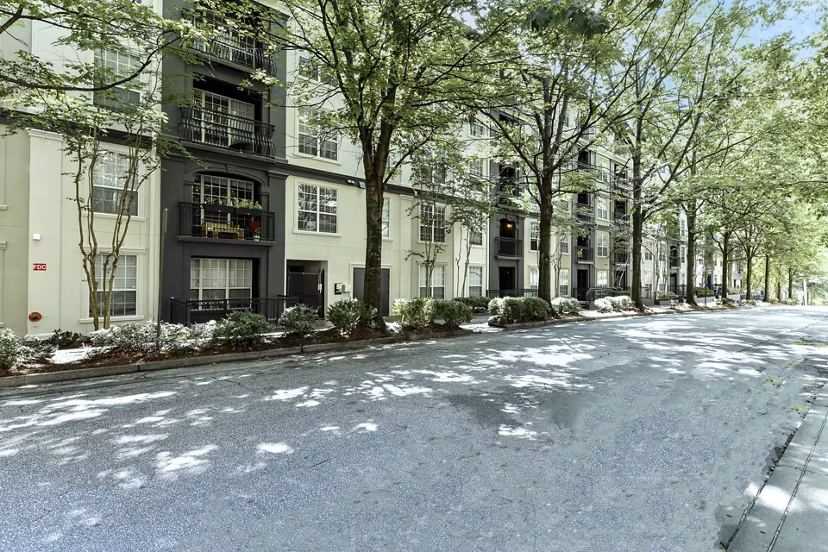 Phipps Place Apartments: Luxury building in vibrant neighborhood