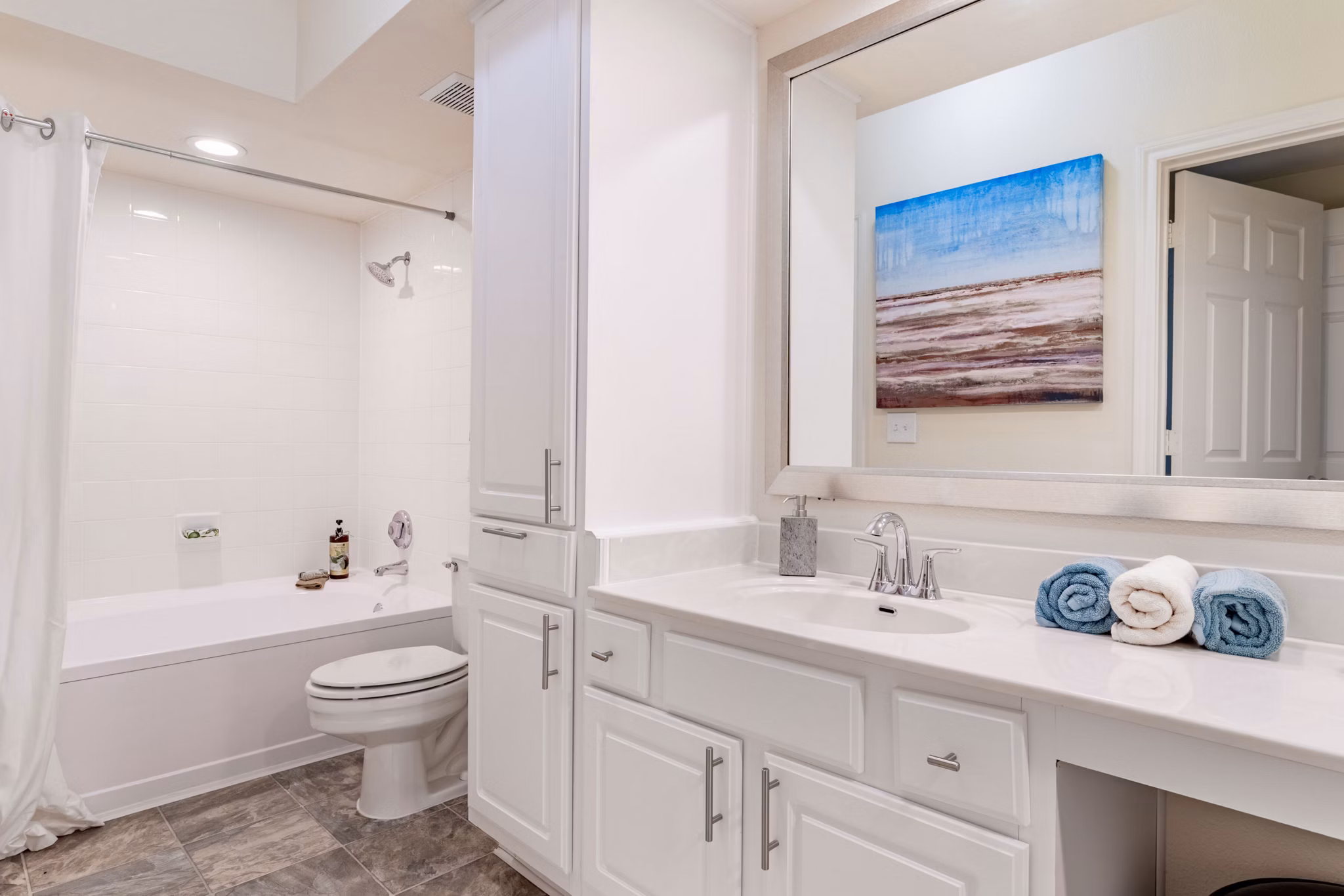 Modern bathroom with sleek fixtures in The Park at Armand Bayou Apartments