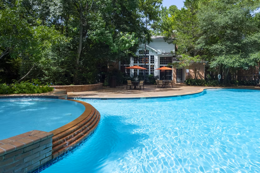 Modern outdoor pool at The Park on Memorial Apartments features luxury seating and lush landscaping, perfect for relaxation